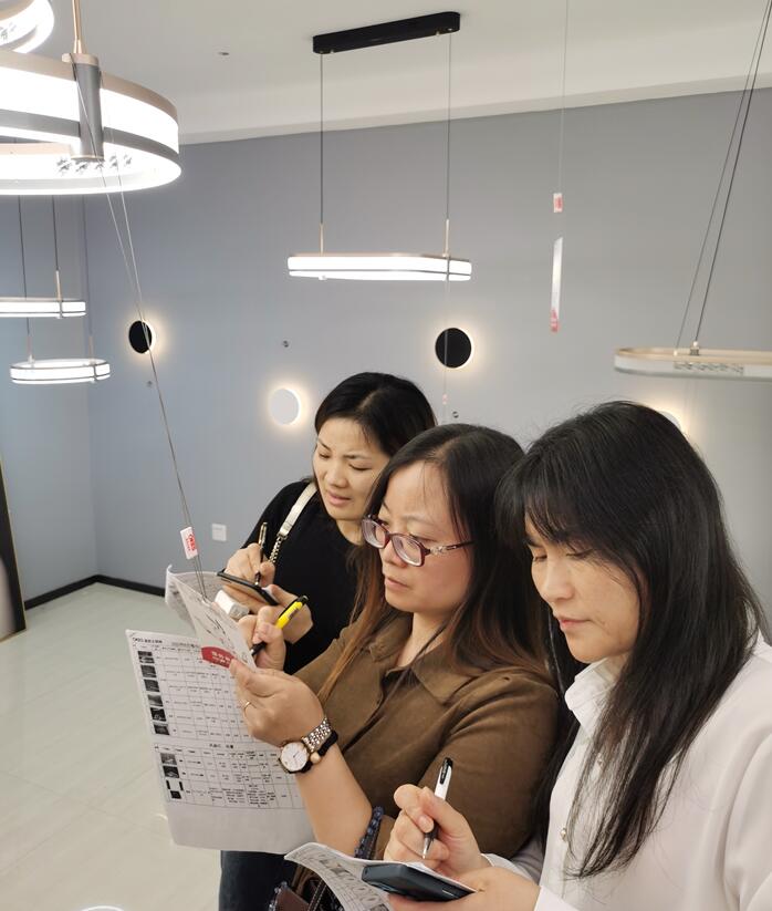 澳克士智能照明 | 明星經(jīng)銷商座談會暨24年春季新品調研會